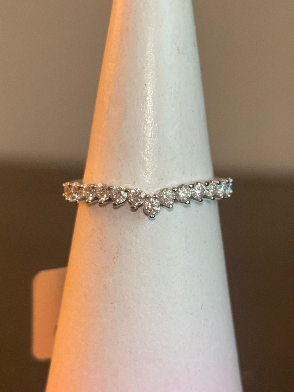 💎 Sterling silver and moissanite band. Size 6.